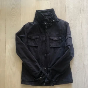 Svart jacka - Svart jacka med många coola detaljer