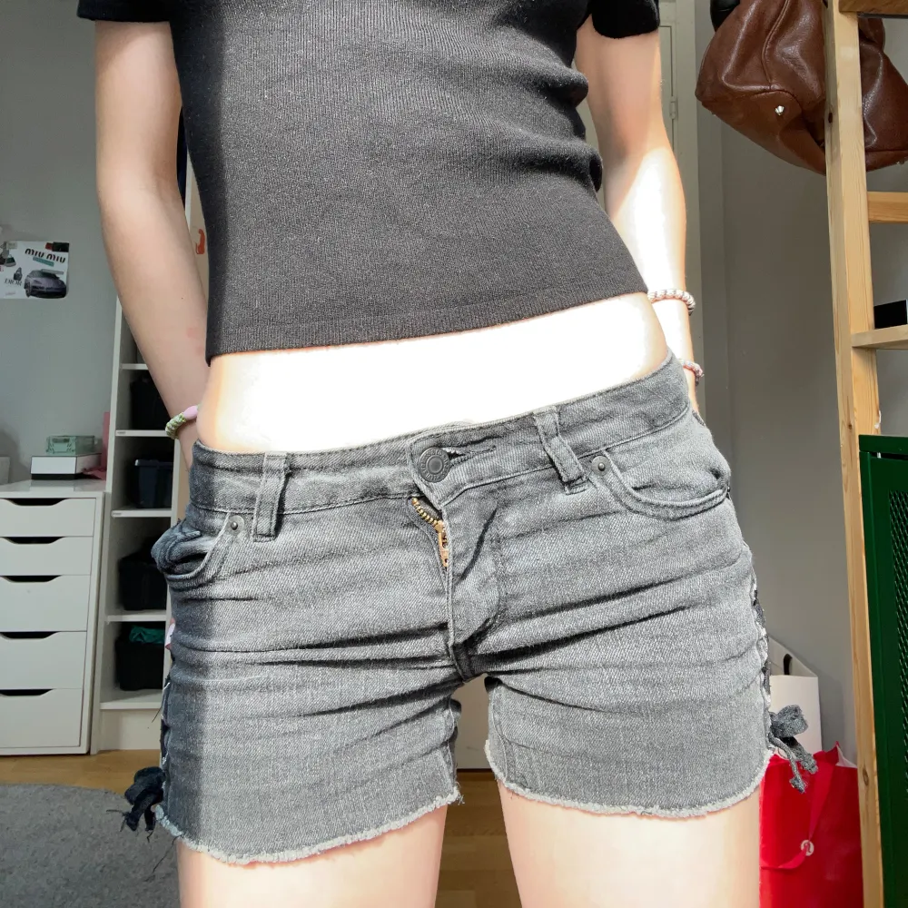 Säljer dessa så snygga jeansshorts från Levis, storlek xs/32💘. Shorts.