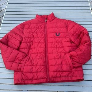 True religion jacka - Säljer min röda true religon jacka. Köpt i Usa i Kalifornien för typ 2 år sen och har bara använt nån gång så praktiskt sätt ny. Nypris runt 2500kr, priset kan diskuteras 