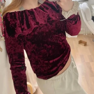 tröja med volang  - Röd tröja med volang , sammetsliknande kännsla  Sitter supersnygga och skönt🌸