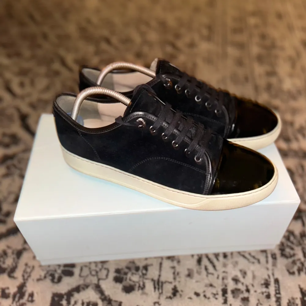 Lanvin Patent Cap Toe Sneaker Black Storlek:43, uk 9 (passar bättre på 44-45) Cond: 8.5/10  Nypris:4999 Mitt pris:2000kr inklusive frakt Allt og ingår + extra skosnören, köpta från Care of Carl. Skor.