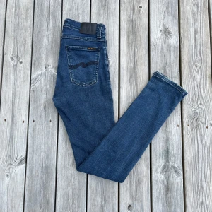 Nudie jeans  - Ett par riktigt feta Nudie jeans till försäljning. Toppskick 10/10! Det är en skinnybyxa som sitter som slim. Säljer dessa byxor för endast 199 kr! Hör av er för fler bilder eller minsta fundering!