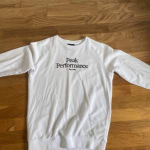 Vit peak performance sweatshirt storlek 160.