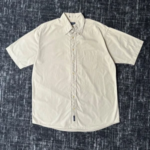 GANT skjorta - GANT kortarmad beige skjorta, jätte fin.