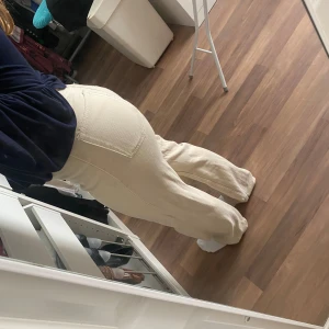 Fina hög midjade jeans  - Det är ett hål vid sidan av midjan som går lätt att sy:) annars är dom i fin skick 