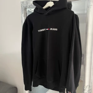 Hoddie  - Tommy Jeans Hoddie i storlek M, killmodel💕