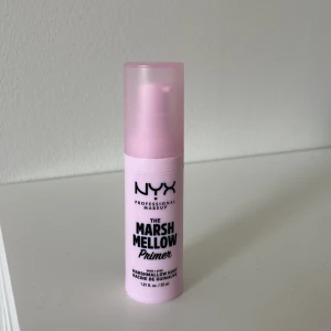 Primer - En jättebra primer som är endast använd 3 gånger! Säljer då jag har för många primers och den här inte kommer till användning❤️ köpt för 200kr