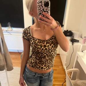 Jättefin leopard topp från nelly❤️ köpt för 250, säljer då den inte kommer till användning, använd max 2 ggr❤️ 