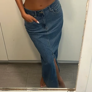 Denim kjol - Long denim skirt. Slutsåld kjol ifrån Nelly i strl 34.  Ord pris 599kr Lappar kvar!
