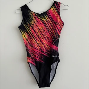 QUATRO dräkt  - Knappast använd, storlek xs/s 