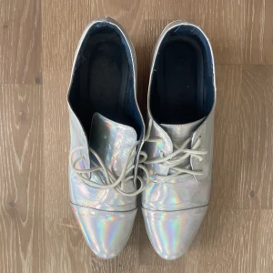 Silvriga skor - Från monki, storlek 41 men passar 40