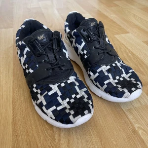 Michael Kors Sneakers 38,5 - Michael Kors Sneakers strl 38,5 Coolt och unikt mönster 