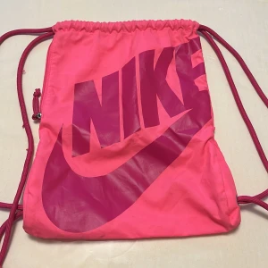 Nike gympapåse  - Gympapåse från Nike som har använts några gånger. 