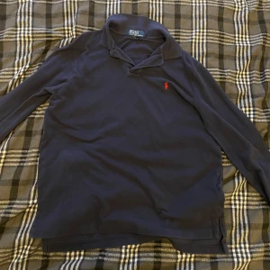 Ralph Lauren Piké Långarmad - En fin långarmad Ralph Lauren Piké perfekt nu till hösten/vintern. Den är i bra skick (8-9/10) och har aldrig används av mig men förmodligen av min släkting som jag fick den av för ett tag sedan. Pris kan diskuteras. 