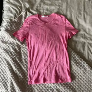 En rosa t-shirt från MANGO i storlek S. T-shirten har korta ärmar och en rund halsringning.Väldigt fin på och aldrig använd.