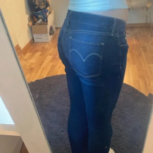 Levis jeans - Snygga, lågmidjade och utsvängda! 