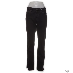 Lågmidjade jeans med slits - Ett par Lågmidjade jeans från Nelly med slits på båda sidorna, de är i jättebra skick.