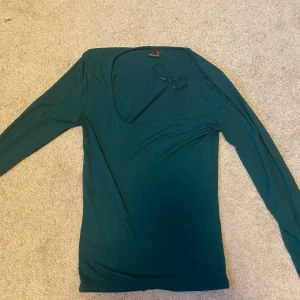 Urringad tröja - En urringad grön tröja från Gina tricot i storlek XS som är precis som ny! Inget slitage alls. Köpt för 200kr o är fortfarande lite osäker på om jag vill sälja. Därför säljer jag för 130! (Pris går att diskuteras!)💞💞