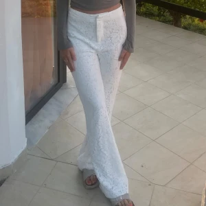 Spetsbyxor - Vita Spetsbyxor från gina tricot i storlek 34. Passar mig som är 170 lång (bild 1) köptes för 599kr. Säljs ej längre, köpta för 1år sedan💕