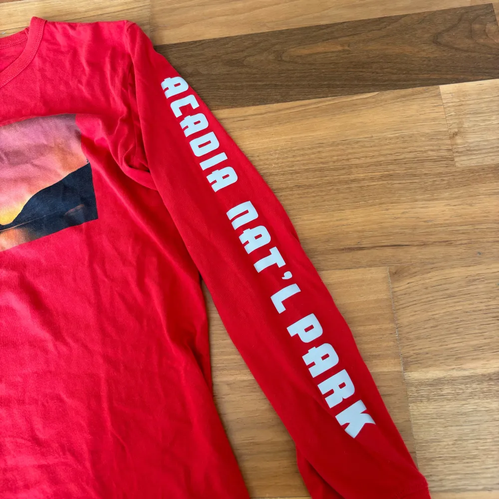 Röd❤️, långärmad tröja med coolt solnedgångsmotiv🌅, reflex-text på vänster arm och reflex-logga i nacken. Från märket ”tailgate” köpt på American Eagle. Storlek (unisex): XS (stor i storleken, fungerar för mig som är S/M). Material: 100% bomull. :). Tröjor & Koftor.