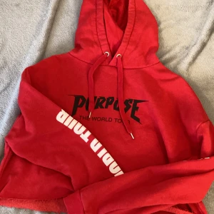 Hoodie - Röd hoodie med text