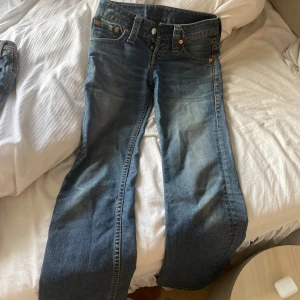 Levis jeans low Waits  - Jätte fina low Waits Levis jeans jätte fint skick tyvärr är de för korta för mig nu därför jag säljer:) skriv om frågor och funderingar 🥰 pris kan förhandlas vid snabba köp! 