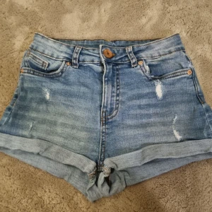 Jeans shorts - Superfina mid waisted jeans shorts som knappt är använda. De är i perfekt skick. Säljer för att jag aldrig använde de så de låg i min garderob till de blev försmå. !!möts emdast upp!❤️