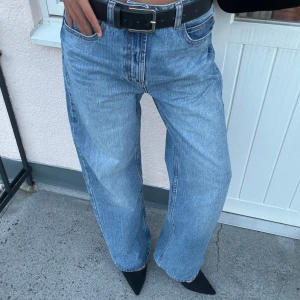 Low waist midwaist jeans - Super snygga jeans i världens snyggaste tvätt! Har två par och säljer den ena som är oanvänd! 💕Bär de mer low waist men är egentligen en midwaist byxa!  30/30, upplever de dock längre i modellen då jag brukar ha 32! 