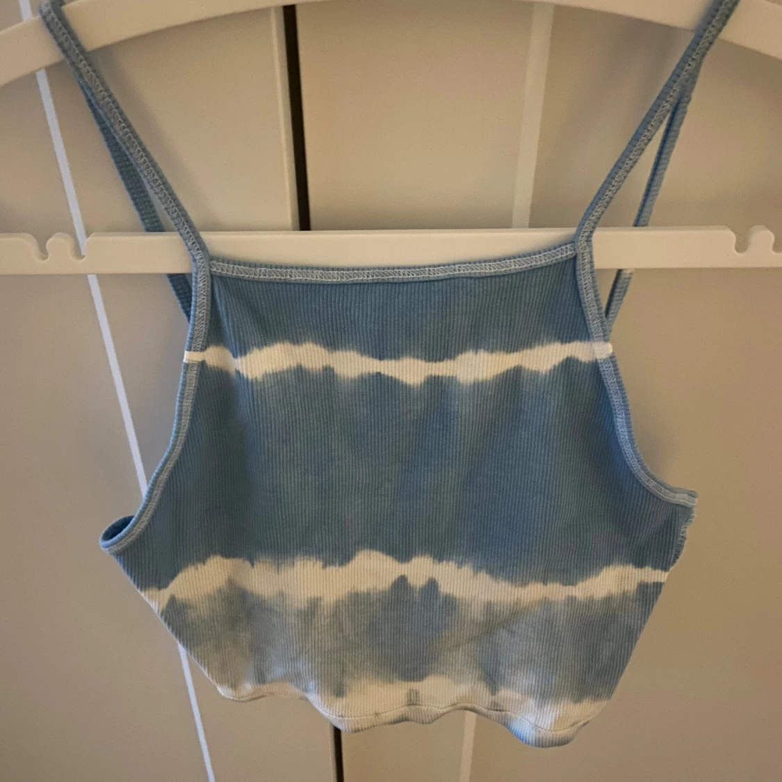 Blå och vit ribbad topp