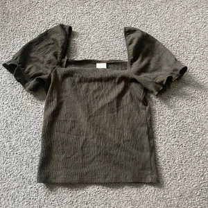 TOPP - mörkgrön top som inte kommer till användning!