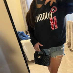 Hoodie  - Säljer denna snygga Hoodrich tröjan, då den inte kommer till användning. Som i nytt skick, och säljs för endast 400kr! Storlek M, men passar mig som vanligtvis har storlek S på tröjor!