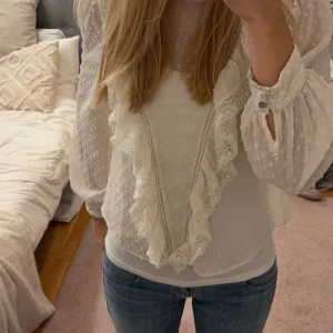 Zara blus🤍 - Säljer denna superfina blusen från zara som inte kommer till användning längre. Köpt för ca 350-400kr, knappt använd.  Pris kan diskuteras, skriv om ni har några frågor🤍