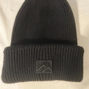 Mössa från lager 157 - Supersöt mössa från lager 157 har hundhår på sig på bilden men detta tas självklart bort innan den skickas. I bra skick knappt använd då jag tycker den är för stor för min smak💞