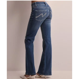 Lågmidjade jeans  - Säljer dessa supersnygga jeans från Nelly då jag köpte två storlekar o dessa blev för stora, råkade dock dra av lappen för att jag tyckte de var bra men bara använt de 1 gång💕vill bli av me de så ge gärna prisförslag💕  Lite för långa på mig, 165 cm