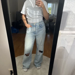 Baggy jeans - Snygga jeans från GinaTricot. Storlek 38. Högmidjade och har en baggy passform. Säljer för att de är lite för långa för mig som är 168cm.