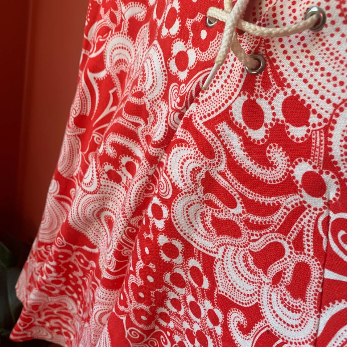 Cool mönstrad klänning med luva S - 90