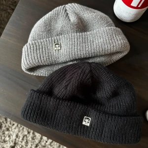 Obey mössor  - 200 styck  Båda för 300 Aldrig använda