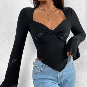 V skuren tröja - Jätte fin tröja inga märkbara eller större defekter, säljer för den inte kommer till användning.