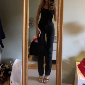 Jeans  - Svarta straight leg jeans som är lågmidjade. Väldig chic och snygga
