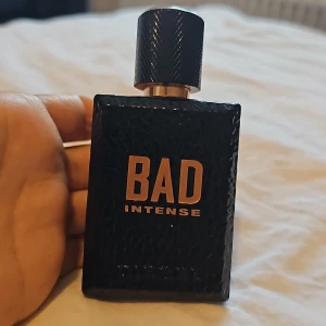 DIESEL BAD INTENSE - Klassificering: Eau de parfum   Familj: Kryddig, orientalisk fougère Noter: Toppnoter: bergamott, kardemumma, svartpeppar 50 ml nytt skick .Mellannoter: kaviarackord, muskotnöt, kanel, saffran Basnoter: tobak, bensoin, labdanum, vanilj, kashmir