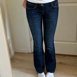 Lågmidjade utsvängda jeans - Utsvängda jeans från Mavi i modellen Bella mid-rise och storleken W28/L34. Midjemåttet är 84 cm och innerbenet 83,5 cm. De har använts mycket men är i mycket fint skick. Nypris var 629 kr. Hör av dig om du har frågor <3