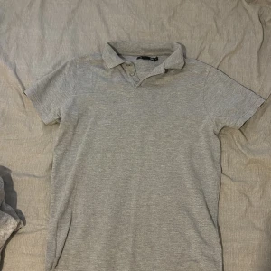 Grå piké - Tjena säljer min gråa piké eftersom jag sällan använder den, den är i perfekt skick!