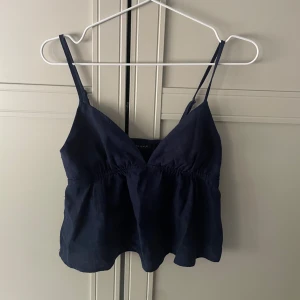 V ringad Peblum topp - Aldrig använd 💕 Croppad Peblum topp Köpt på Pacsun