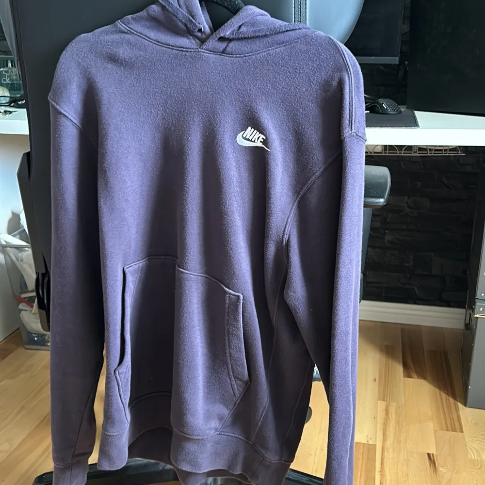 Säljer min Nike hoddie då den har blivit för liten. Pris kan diskuteras vid snabb affär . Hoodies.