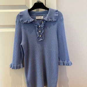 Blus - Jättesöt ljusblå blus med krage och knappar med jättefina detaljer. Endast använd någon enstaka gång 💖priset kan diskuteras.