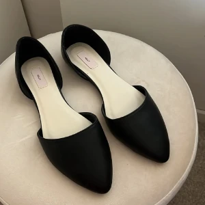 Open Ballerina  - Supergulliga ballerinaskor. Nyskick köpta här på Plick ( aldrig använda ). Säljer då dom inte passar mig tyvärr 💗