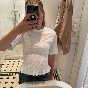 Plisserad vit T-shirt  - Fin plisserad/smockad T-shirt från hm!!