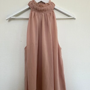 Rosa topp - Rosa blus från H&M. Använd två gånger därav väldigt fint skick.