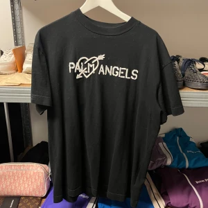 Palm Angels Pierced Heart T-shirt - WTS Palm Angels Pierced Heart T-shirt Storlek: Medium Skick: 9/10 Pris: 1200:-  Vänligen hör av dig vid frågor eller önskemål om mer bilder osv.