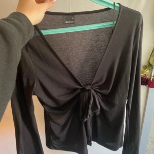 Knyt topp - Använd en gång, nypris 300kr Storlek M men har vanligt vis S, M tänkte magen mer! Priset kan diskuteras 💕